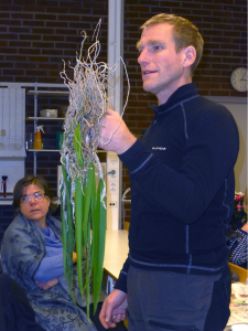 Eric med en stor Epidendrum falcatum.